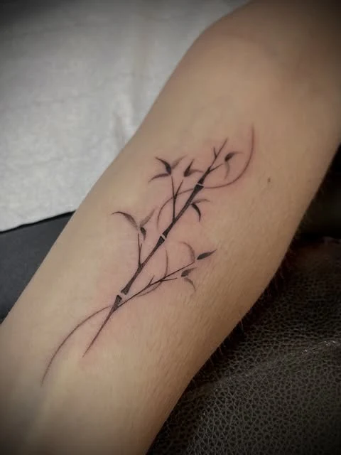 Branche en lignes fines : tatouage réalisé par Lady Ness à Annecy