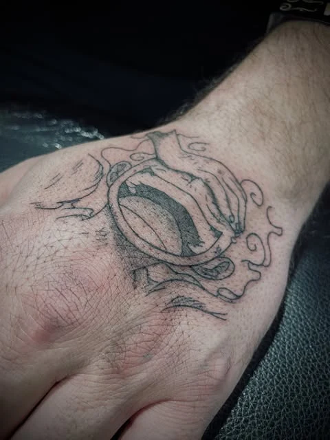 Masque illustré : tatouage réalisé par Lady Ness à Annecy
