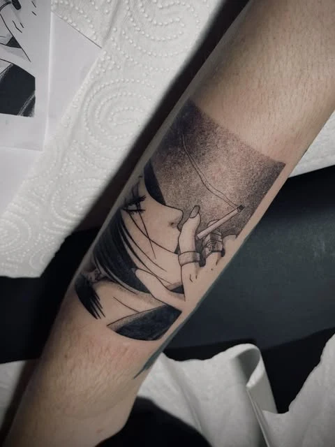 Portrait manga en noir et gris : tatouage réalisé par Lady Ness à Annecy