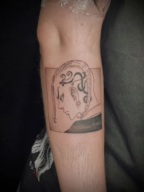 Portrait manga de profil : tatouage réalisé par Lady Ness à Annecy