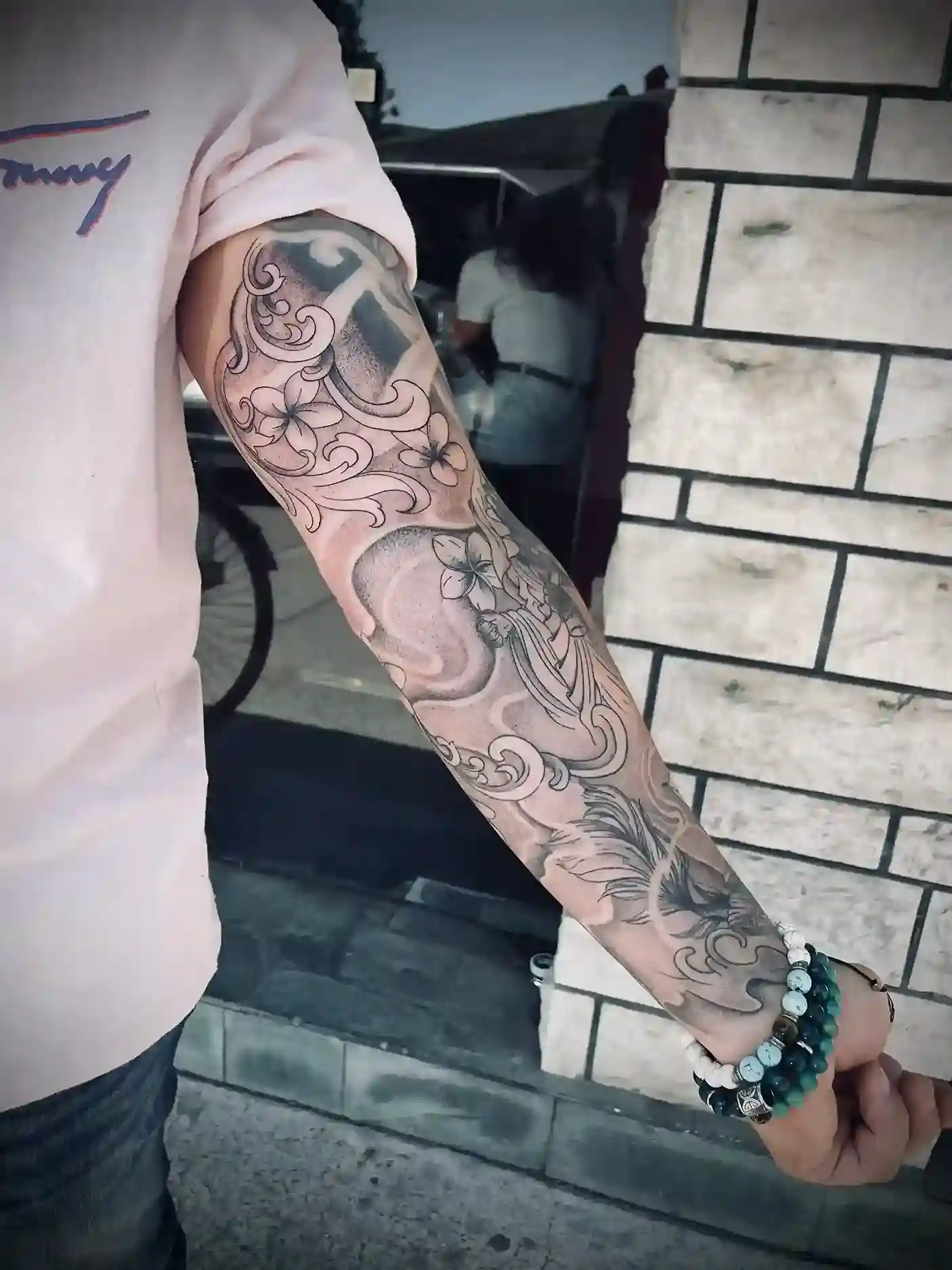 Tatouage de fleurs et d’ornements sur un bras