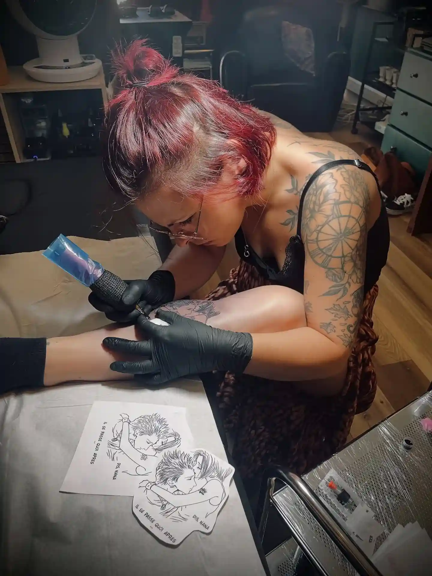 Lady Ness réalisant un tatouage manga au studio à Annecy