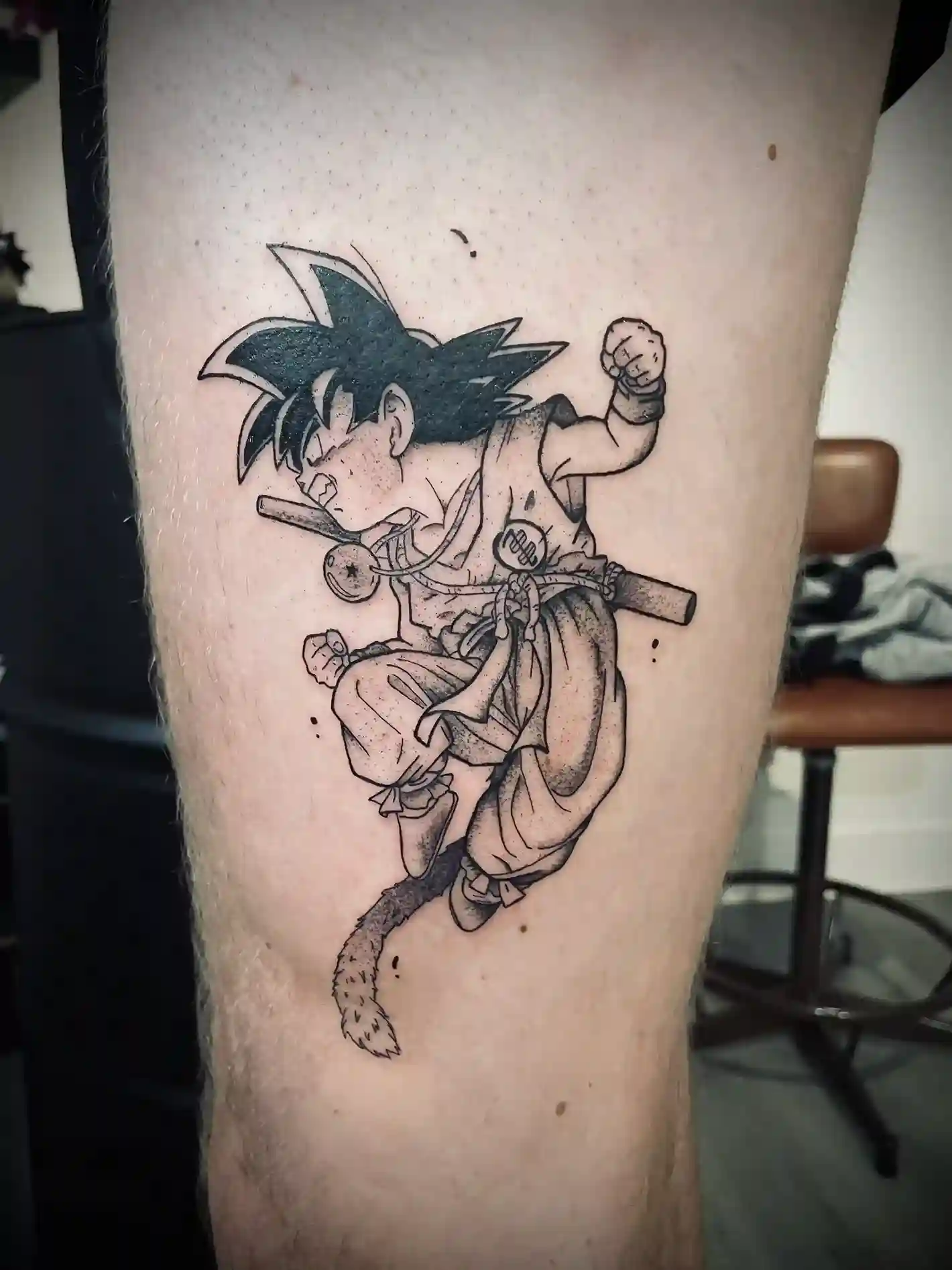 Son Goku enfant, tatoué en noir et gris par Lady Ness