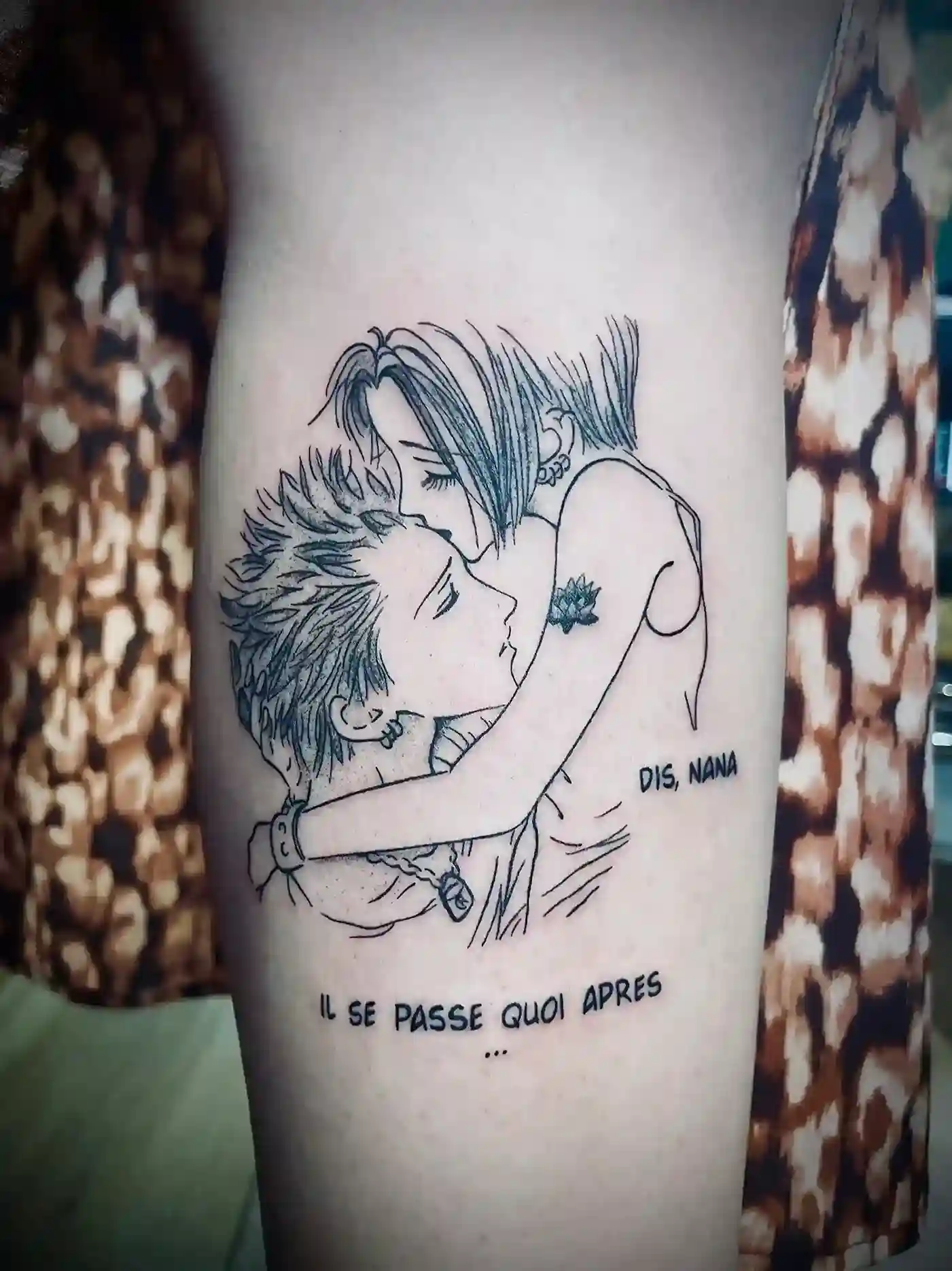 Tatouage de Nana et Ren en lignes fines sur un avant-bras